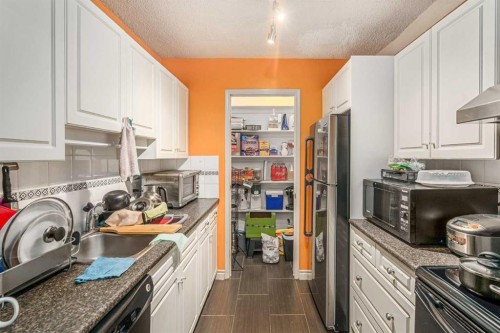 3-643 4 Avenue Ne, Calgary, AB - Indoor Photo Showing Kitchen