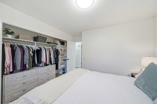 67 Lake Sylvan Close Se, Calgary, AB - Indoor Photo Showing Bedroom