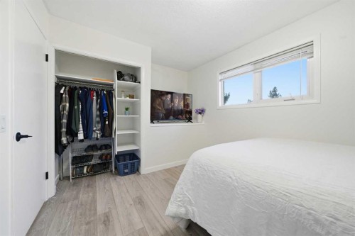 67 Lake Sylvan Close Se, Calgary, AB - Indoor Photo Showing Bedroom