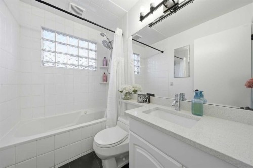 67 Lake Sylvan Close Se, Calgary, AB - Indoor Photo Showing Bathroom