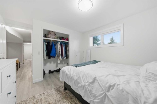 67 Lake Sylvan Close Se, Calgary, AB - Indoor Photo Showing Bedroom