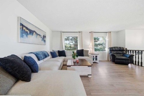 67 Lake Sylvan Close Se, Calgary, AB - Indoor Photo Showing Living Room