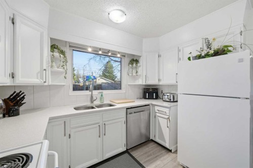 67 Lake Sylvan Close Se, Calgary, AB - Indoor Photo Showing Kitchen With Double Sink