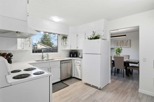 67 Lake Sylvan Close Se, Calgary, AB - Indoor Photo Showing Kitchen
