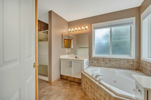 60 Citadel Peak Mews Nw, Calgary, AB - Indoor Photo Showing Bathroom