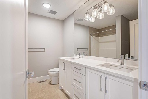 925 Reynolds Lane Sw, Airdrie, AB - Indoor Photo Showing Bathroom
