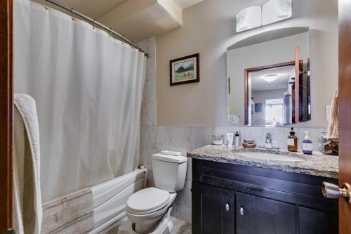 810 Drury Avenue Ne, Calgary, AB - Indoor Photo Showing Bathroom