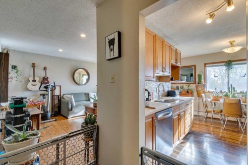 810 Drury Avenue Ne, Calgary, AB - Indoor Photo Showing Kitchen