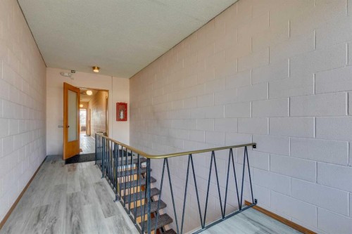 810 Drury Avenue Ne, Calgary, AB - Indoor Photo Showing Other Room