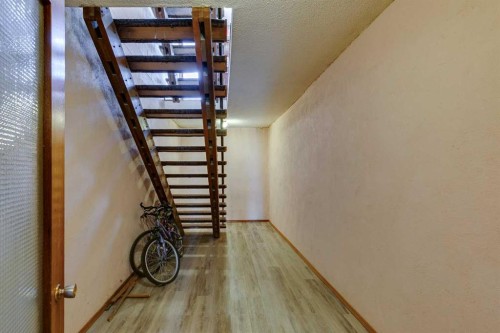 810 Drury Avenue Ne, Calgary, AB - Indoor Photo Showing Other Room