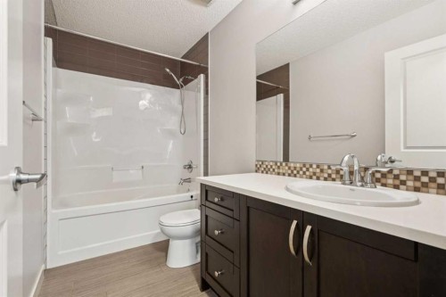 15 Sherwood Gate Nw, Calgary, AB - Indoor Photo Showing Bathroom
