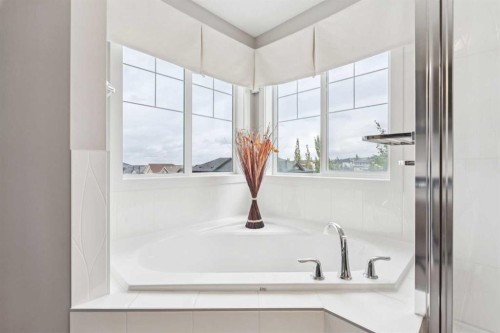 15 Sherwood Gate Nw, Calgary, AB - Indoor Photo Showing Bathroom