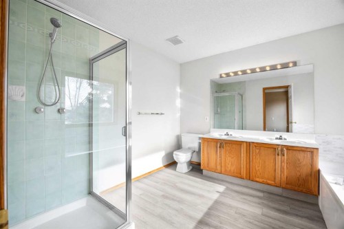 650 Sandringham Place Nw, Calgary, AB - Indoor Photo Showing Bathroom