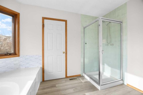 650 Sandringham Place Nw, Calgary, AB - Indoor Photo Showing Bathroom