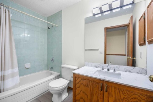 650 Sandringham Place Nw, Calgary, AB - Indoor Photo Showing Bathroom