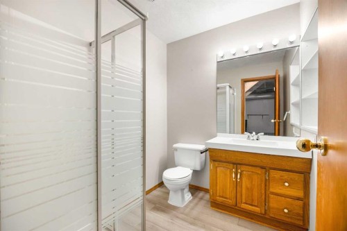 650 Sandringham Place Nw, Calgary, AB - Indoor Photo Showing Bathroom