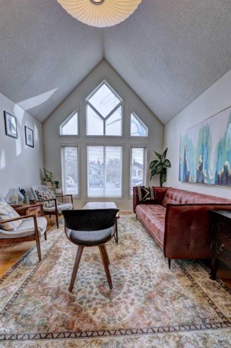 1501 3 Street Nw, Calgary, AB - Indoor Photo Showing Living Room