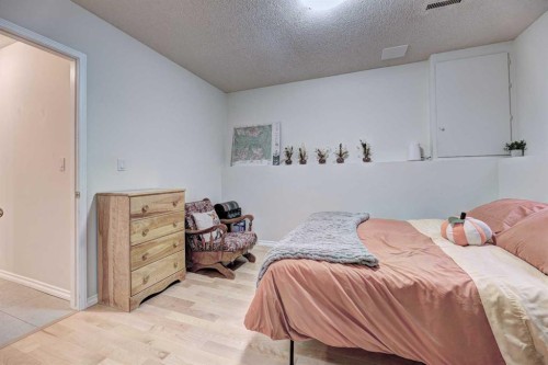 1501 3 Street Nw, Calgary, AB - Indoor Photo Showing Bedroom