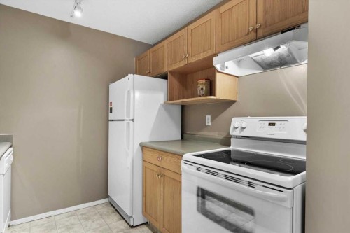 2113-2113 Tuscarora Manor Nw, Calgary, AB - Indoor Photo Showing Kitchen