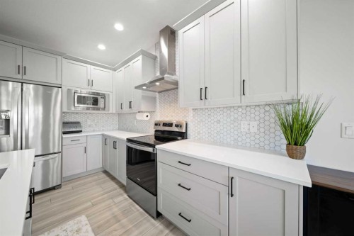 50 Bayview Circle Sw, Airdrie, AB - Indoor Photo Showing Kitchen With Upgraded Kitchen