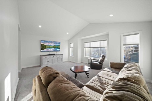 50 Bayview Circle Sw, Airdrie, AB - Indoor Photo Showing Living Room