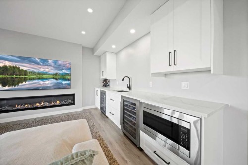 50 Bayview Circle Sw, Airdrie, AB - Indoor Photo Showing Kitchen