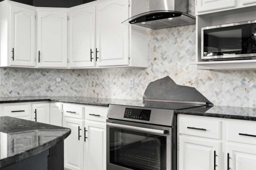 296 Lakeside Greens Crescent, Chestermere, AB - Indoor Photo Showing Kitchen