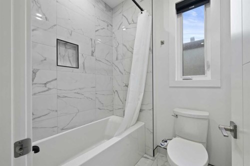 7250 Elkton Drive Sw, Calgary, AB - Indoor Photo Showing Bathroom