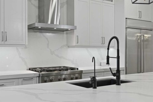 7250 Elkton Drive Sw, Calgary, AB - Indoor Photo Showing Kitchen With Upgraded Kitchen