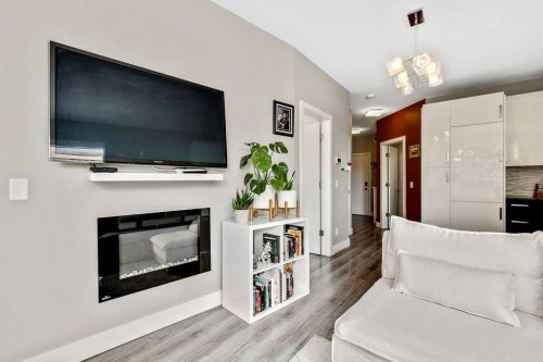116-515 4 Avenue Ne, Calgary, AB - Indoor Photo Showing Living Room With Fireplace