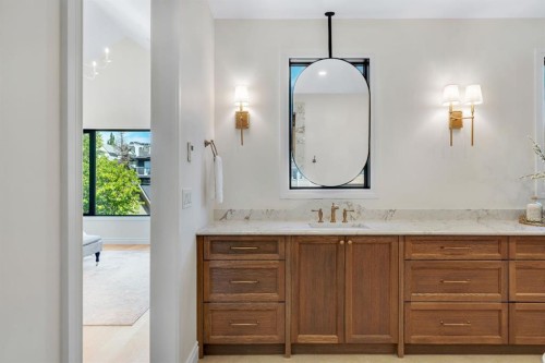 1936 31 Avenue Sw, Calgary, AB - Indoor Photo Showing Bathroom