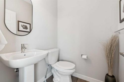 377 Sundown Road, Cochrane, AB - Indoor Photo Showing Bathroom