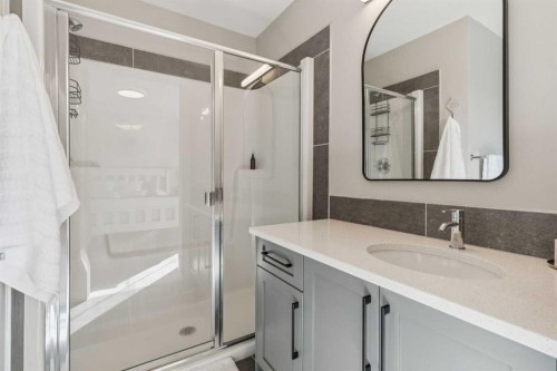 377 Sundown Road, Cochrane, AB - Indoor Photo Showing Bathroom