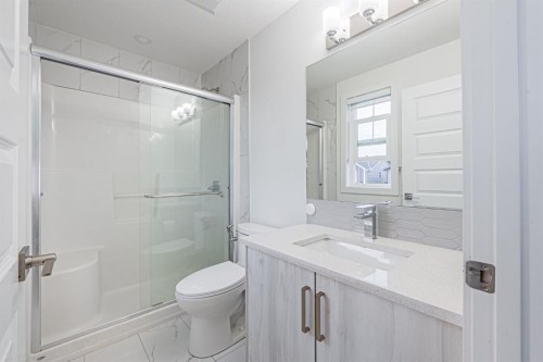 112 Midtown Close Sw, Airdrie, AB - Indoor Photo Showing Bathroom
