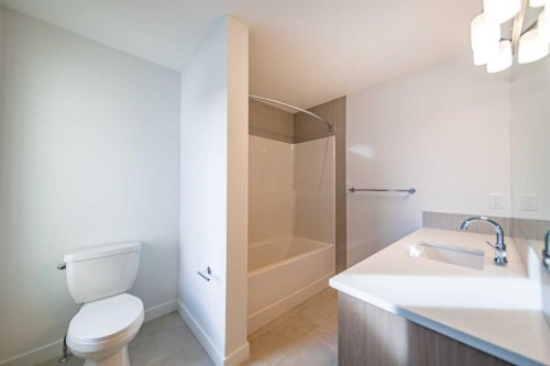 73 Royston Grove Nw, Calgary, AB - Indoor Photo Showing Bathroom