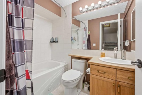 23 Prestwick Park Se, Calgary, AB - Indoor Photo Showing Bathroom