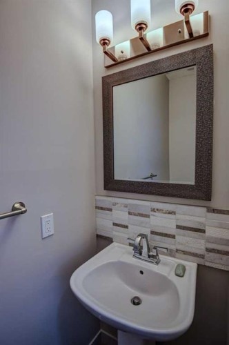 78 Marquis Heights Se, Calgary, AB - Indoor Photo Showing Bathroom