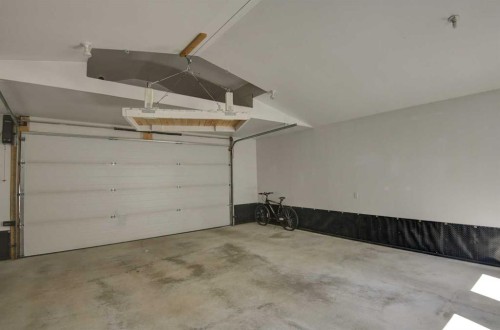 78 Marquis Heights Se, Calgary, AB - Indoor Photo Showing Garage