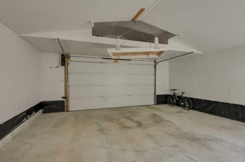 78 Marquis Heights Se, Calgary, AB - Indoor Photo Showing Garage