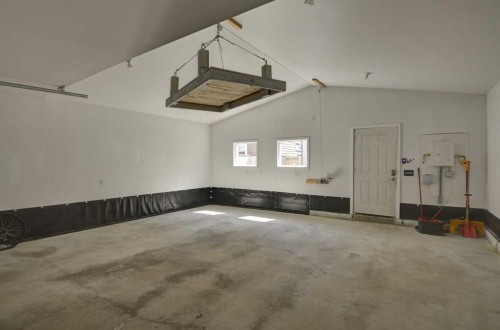 78 Marquis Heights Se, Calgary, AB - Indoor Photo Showing Garage