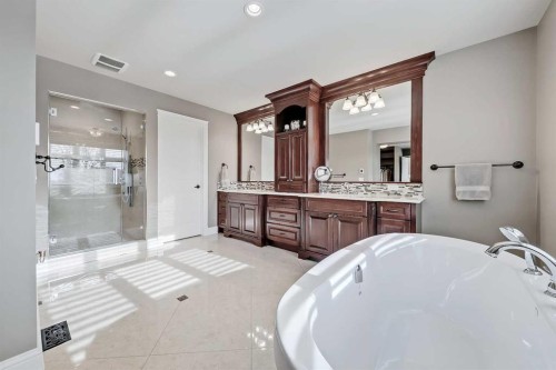 1739 49 Avenue Sw, Calgary, AB - Indoor Photo Showing Bathroom