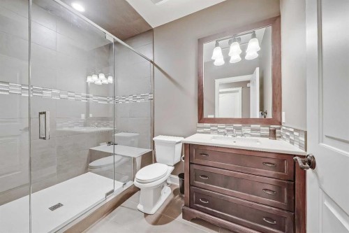 1739 49 Avenue Sw, Calgary, AB - Indoor Photo Showing Bathroom