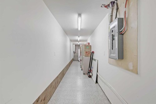 1739 49 Avenue Sw, Calgary, AB - Indoor Photo Showing Other Room