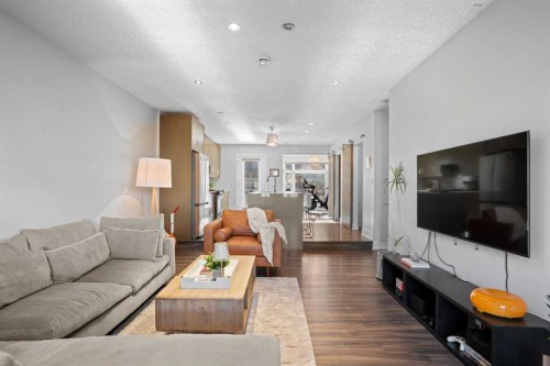 1511 23 Avenue Sw, Calgary, AB - Indoor Photo Showing Living Room