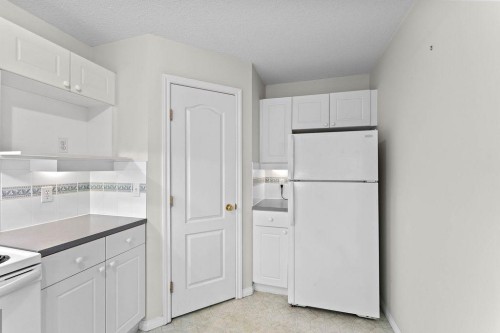 109-4507 45 Street Sw, Calgary, AB - Indoor Photo Showing Kitchen