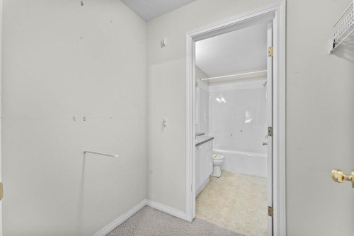 109-4507 45 Street Sw, Calgary, AB - Indoor Photo Showing Bathroom