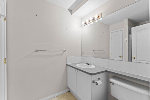 109-4507 45 Street Sw, Calgary, AB - Indoor Photo Showing Bathroom