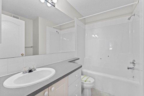 109-4507 45 Street Sw, Calgary, AB - Indoor Photo Showing Bathroom