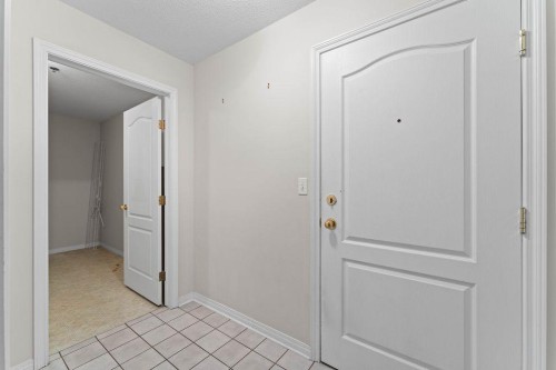 109-4507 45 Street Sw, Calgary, AB - Indoor Photo Showing Other Room