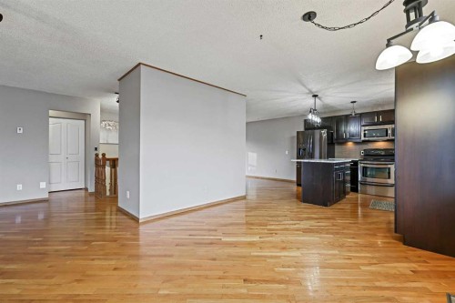 128 Ventura Way Ne, Calgary, AB - Indoor Photo Showing Kitchen